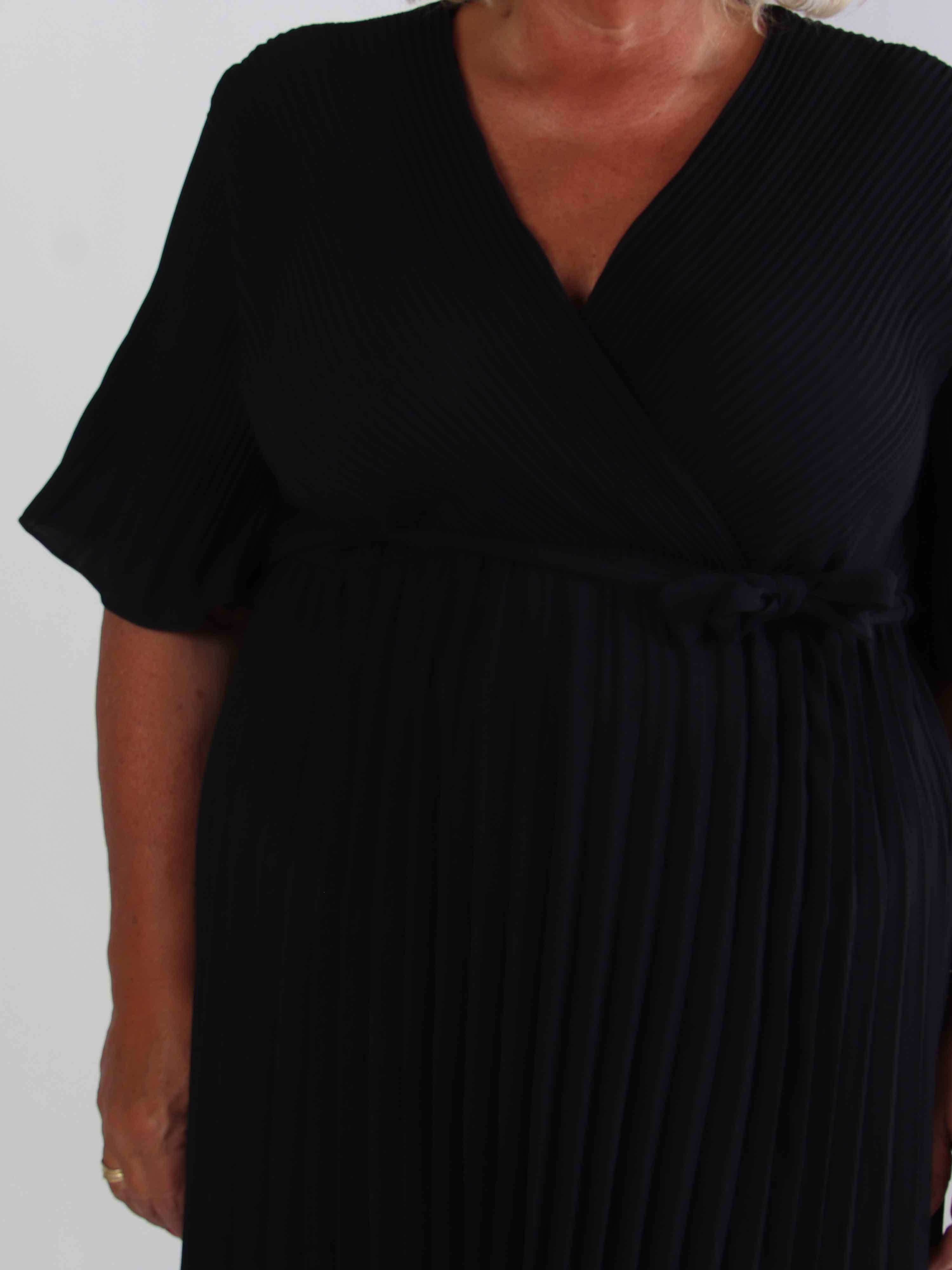 Solveig - Lang plisseret plus size kjole i viskose med bånd i taljen